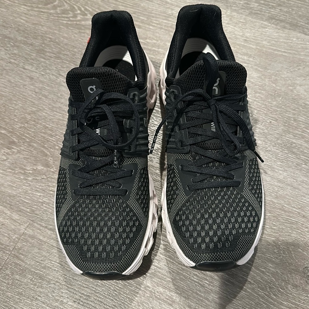 Black ON cloud swift women’s  sneakers